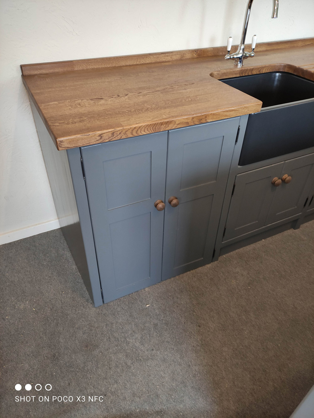 BS96 Sink Appliance Unit With Black Belfast Sink And Stained Oak Worktop