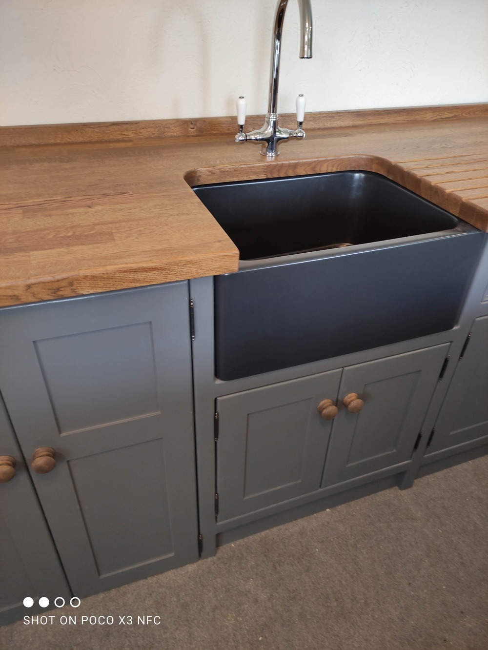 BS96 Sink Appliance Unit With Black Belfast Sink And Stained Oak Worktop