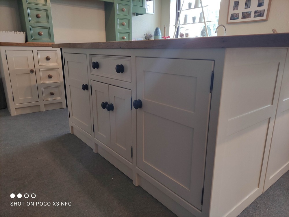 T18 Freestanding Kitchen Island With Seating And Oak Worktop
