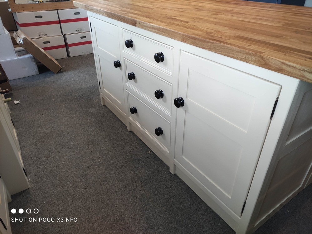 T18 Freestanding Kitchen Island With Seating And Oak Worktop