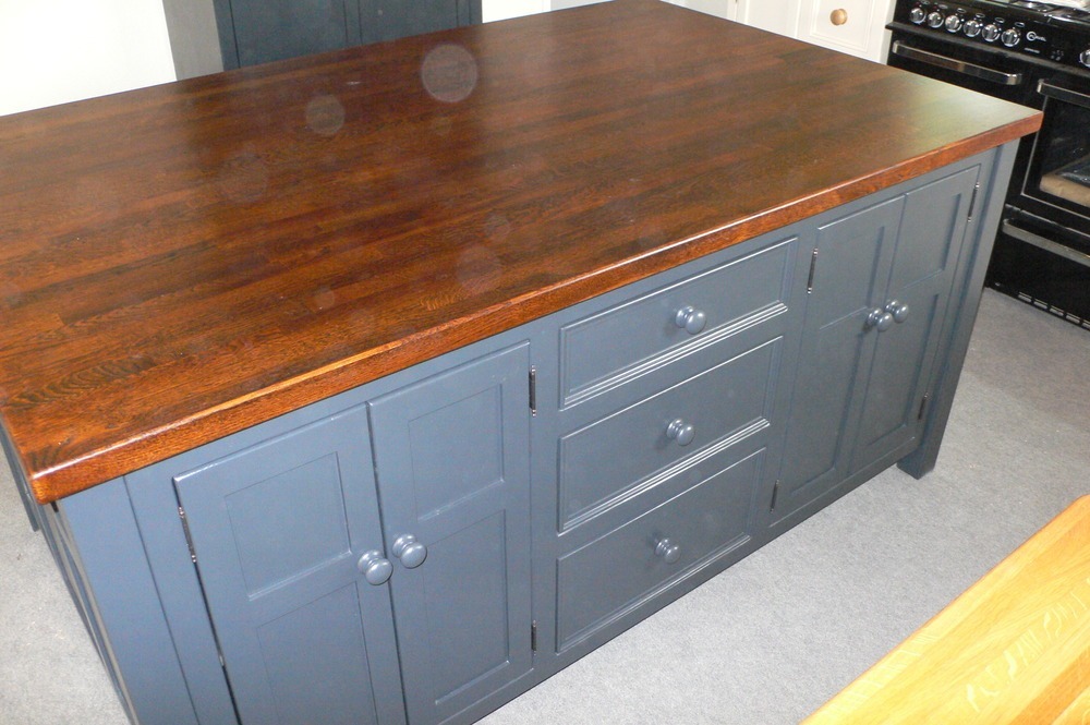 T17 Kitchen Island With Seating.