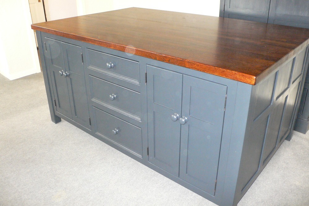 T17 Kitchen Island With Seating.
