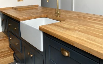 Amy’s ‘Railings’ painted kitchen & utility room with oak worktops